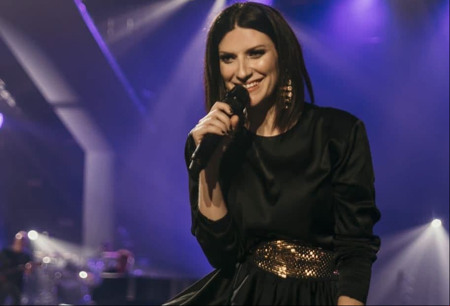 Laura Pausini recibe golpazo por una fan durante concierto