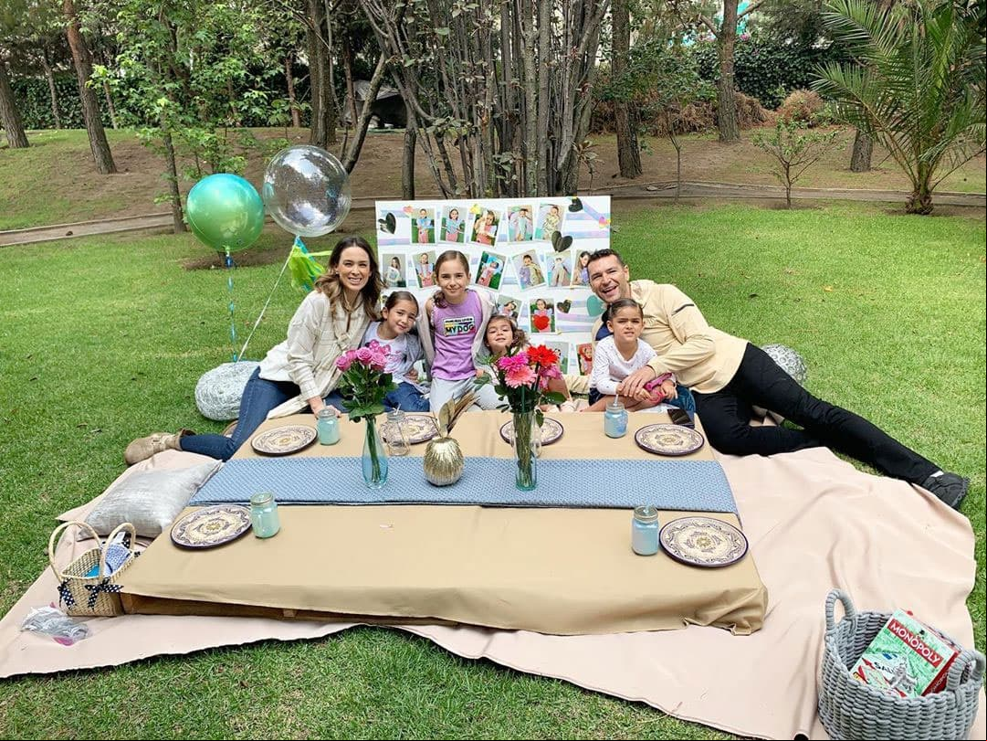 Jacqueline Bracamontes celebró a su esposo Martín Fuentes con un picnic que pudieron disfrutar con sus hijas.