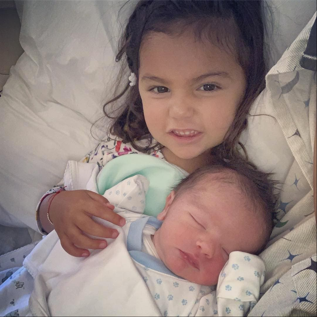 “Mi corazón late fuerte cuando veo a este par… mis hijos #RoccoDeMiVida #GiaDeMiCorazón”, escribió Odalys para acompañar su publicación que muestra, por primera vez, a sus dos retoños juntos.