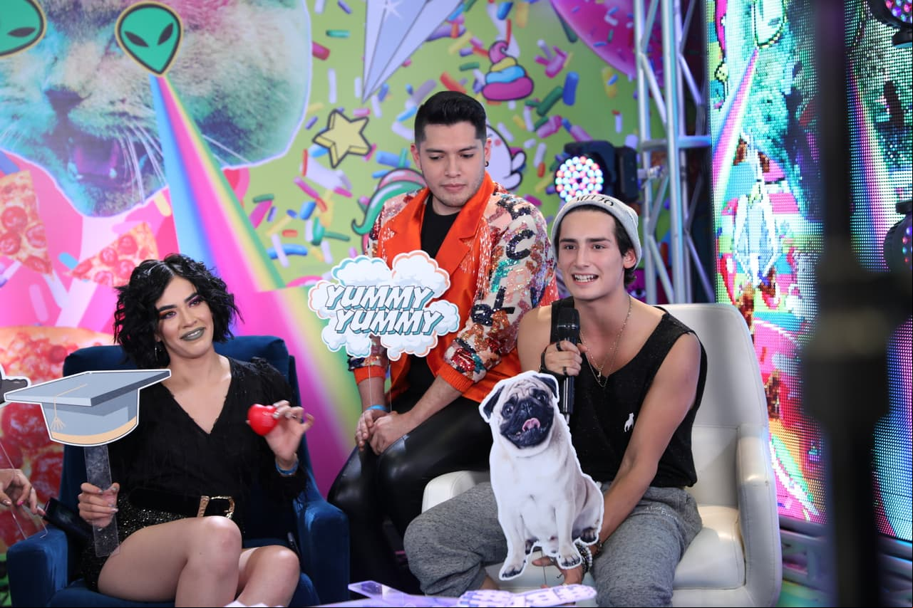 Emilio Osorio, Gio López y Pepe y Teo juegan con pugs en el stage de Popurrí.