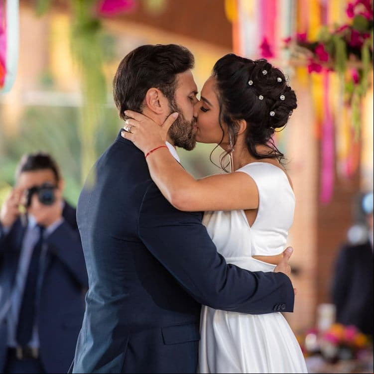 Claudia Martín ha protagonizado impactantes escenas de telenovelas en las que sus personajes se han casado por interés, excepto uno. Además de la boda de ‘Martina’ en ‘Fuego Ardiente’, estos son los polémicos momentos de la actriz en la ficción.