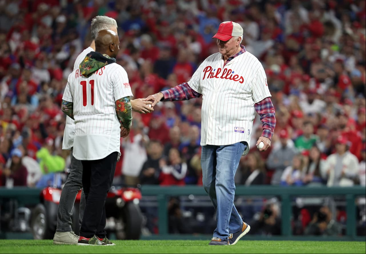 Jimmy Rollins, Chase Utley y Charlie Manuel se reúnen en el campo para hacer los primeros lanzamientos antes del inicio del Juego Cuatro de la Serie Mundial 2022.
