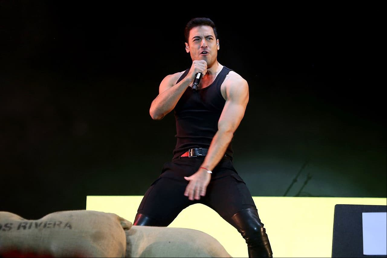 En una entrevista para la revista ‘¡HOLA!’, en 2019, Carlos aseguró que su noviazgo lo resume su canción 'Que lo nuestro se quede nuestro'.