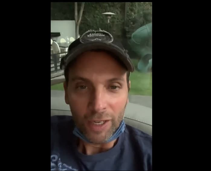 “Nada más les cuento algo, yo soy obsesivo, compulsivo con las enfermedades y las normas de higiene, el antibacterial y todo lo que se les ocurra y aun así, en mi casa nos dio, ténganlo en mente”, sentenció.
