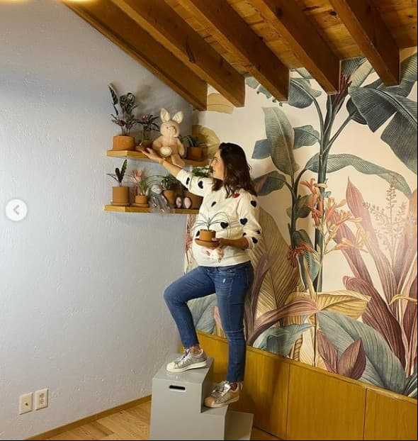 A través de su cuenta oficial de Instagram, la conductora realizó un tour por el cuarto, el cual tiene techo y piso de madera; además de que casi todas las paredes están pintadas en color azul claro, mientras que en una montaron un gran mural de flores.
