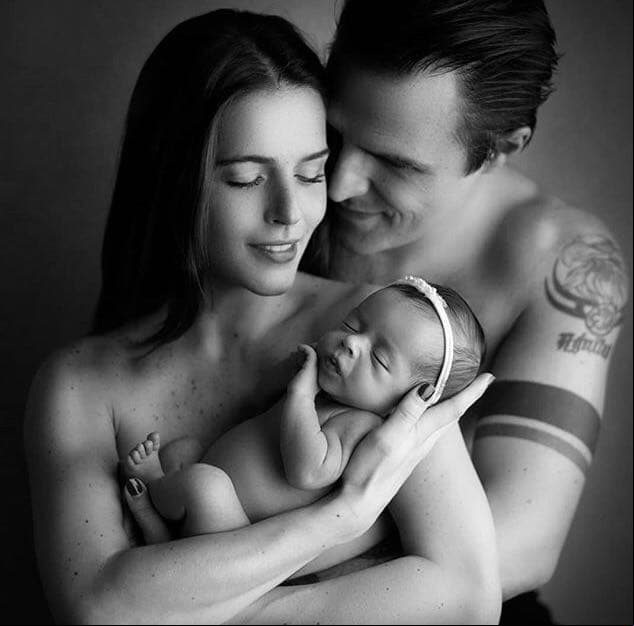 Casi dos semanas después del nacimiento de su bebita Kira, la actriz Claudia Álvarez realizó una sesión fotográfica para su recién nacida, en compañía de Billy Rovzar, su esposo.