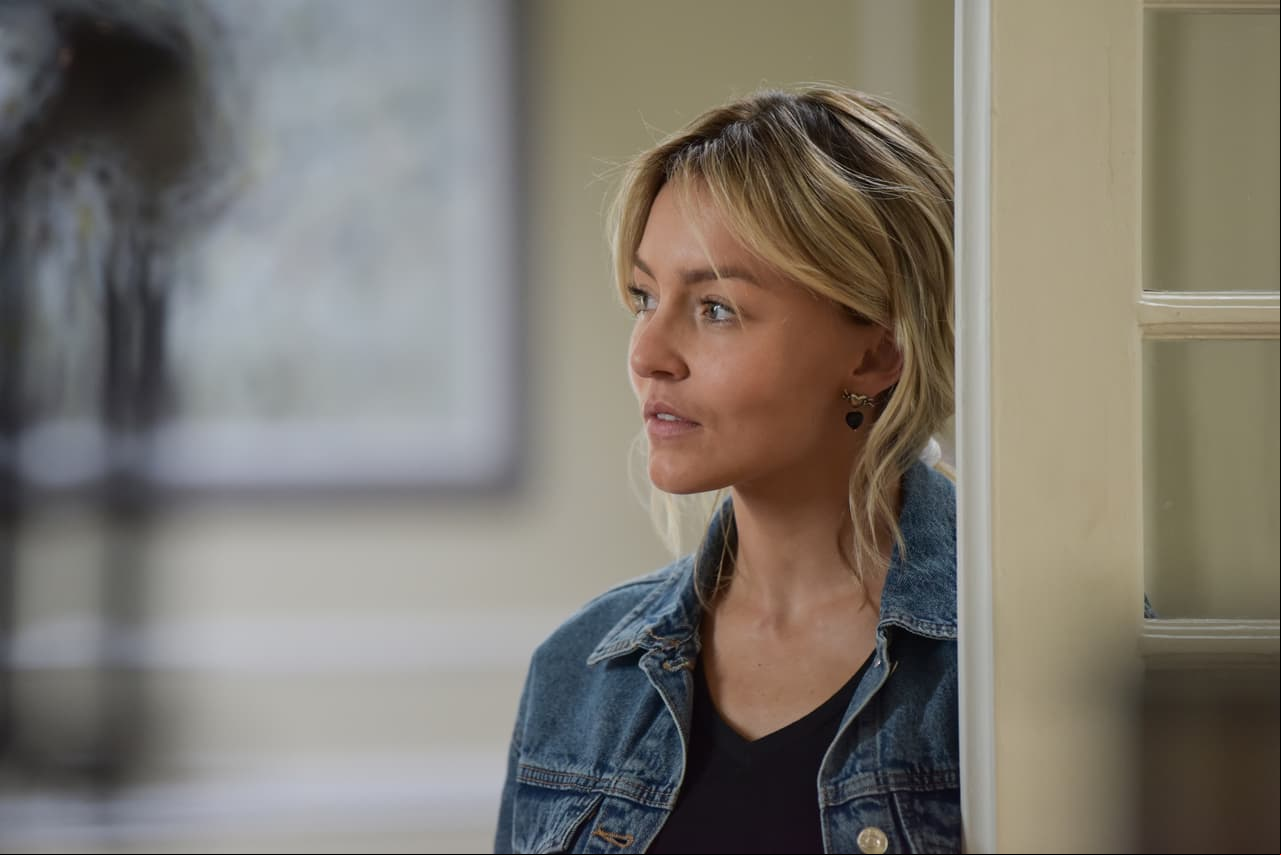 Angelique Boyer siempre atenta a lo que ocurre en el set. ¡Ya queremos verla en la pantalla chica!