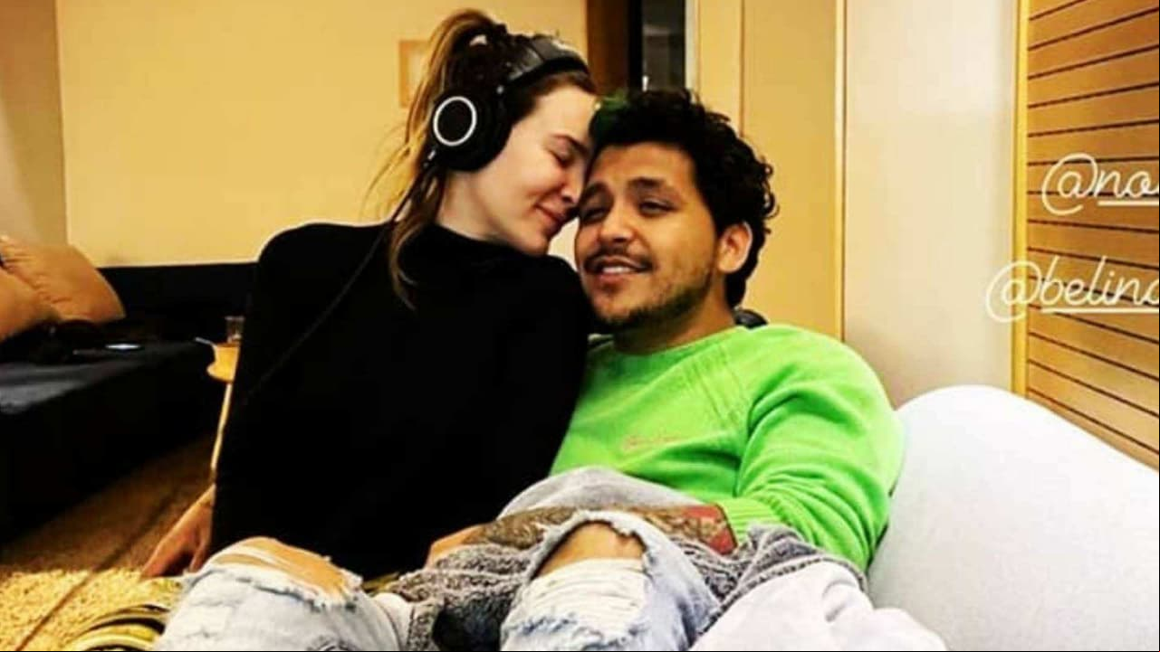 Christian Nodal le da fuerte nalgada a Belinda, pero a ella no le causó mucha gracia ¿Se enojó?