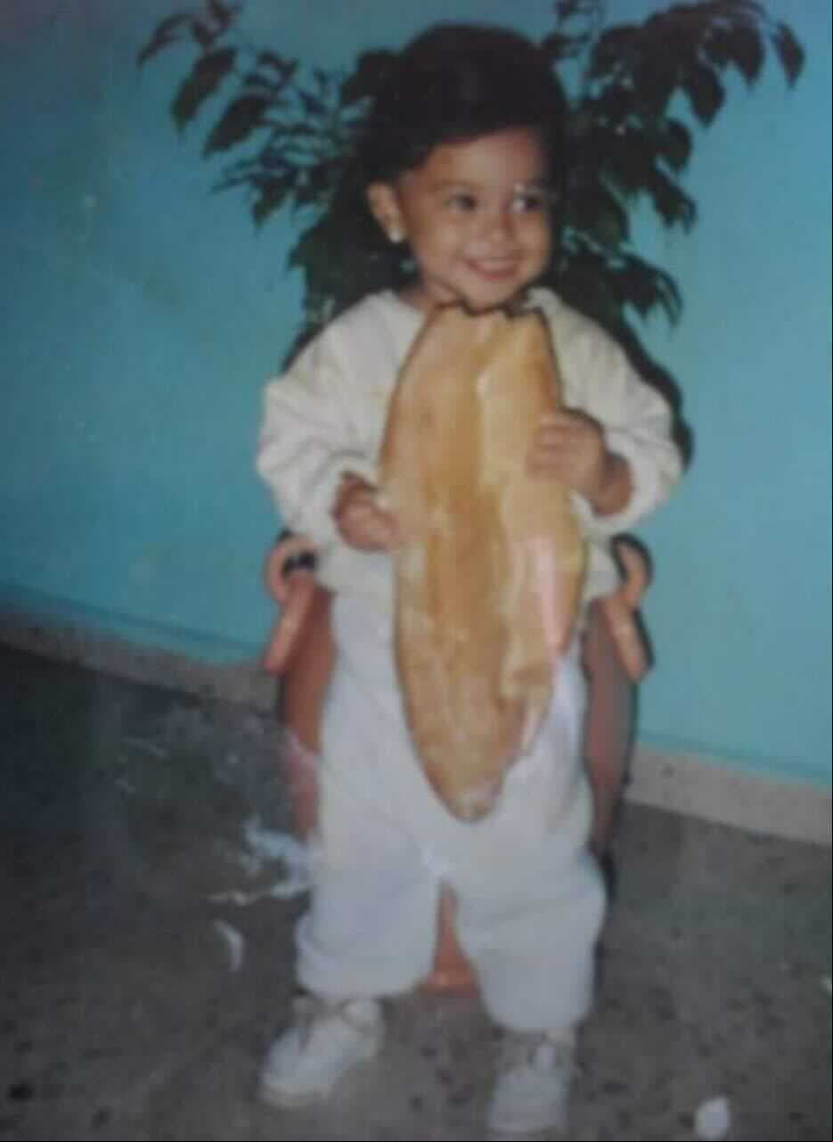 De pequeña se ve que era de buen diente y nos deja la intriga de qué trae entre las manitas. ¡Adorable!