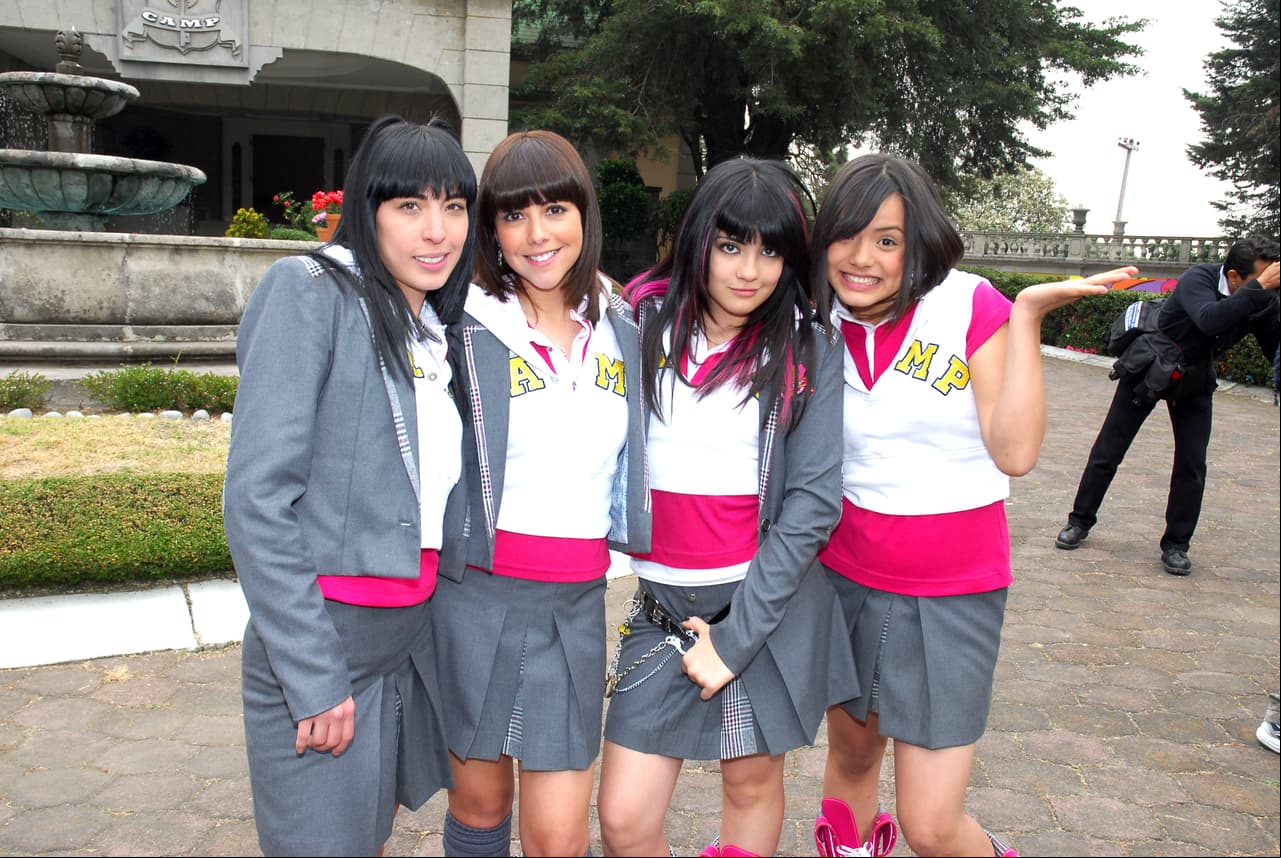 Además de Danna Paola, el elenco juvenil de 'Atrévete a Soñar' fue estelarizado por Eleázar Gómez, Violeta Isfel, Ilean Almaguer, Verónica Ibarra, Adriana Ahumada y Samadhi Zendejas, entre otros.