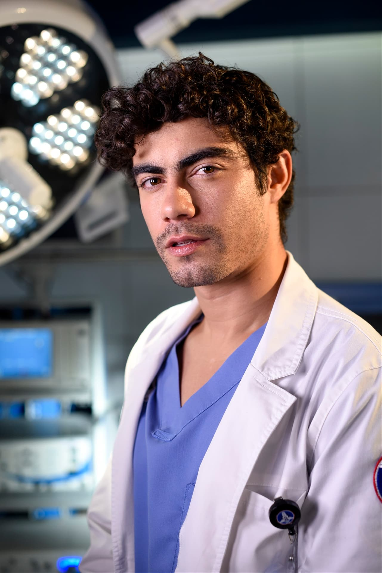 Michel López es ‘Diego Martínez’, residente en gastroenterología, es amable, sencillo y amigable. Creció en Zaragoza, Oaxaca, por lo que conoce las carencias médicas de su comunidad.