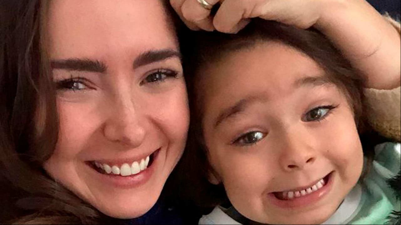 Ariadne Díaz impacta al tatuar a su hijo Diego de 4 años y bromea: ‘Un tatuaje muy fino’