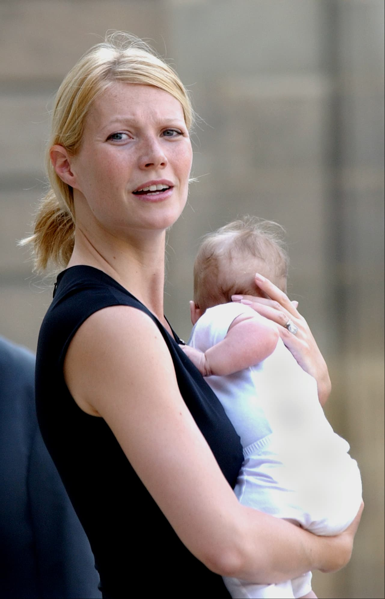 Apple es como se llama la hija de Gwyneth Paltrow y Chris Martin. A pesar de que ya han pasado 15 años desde su nacimiento, en su momento, el nombre de la adolescente generó polémica, pues fue asociada con la compañía de Steve Jobs.