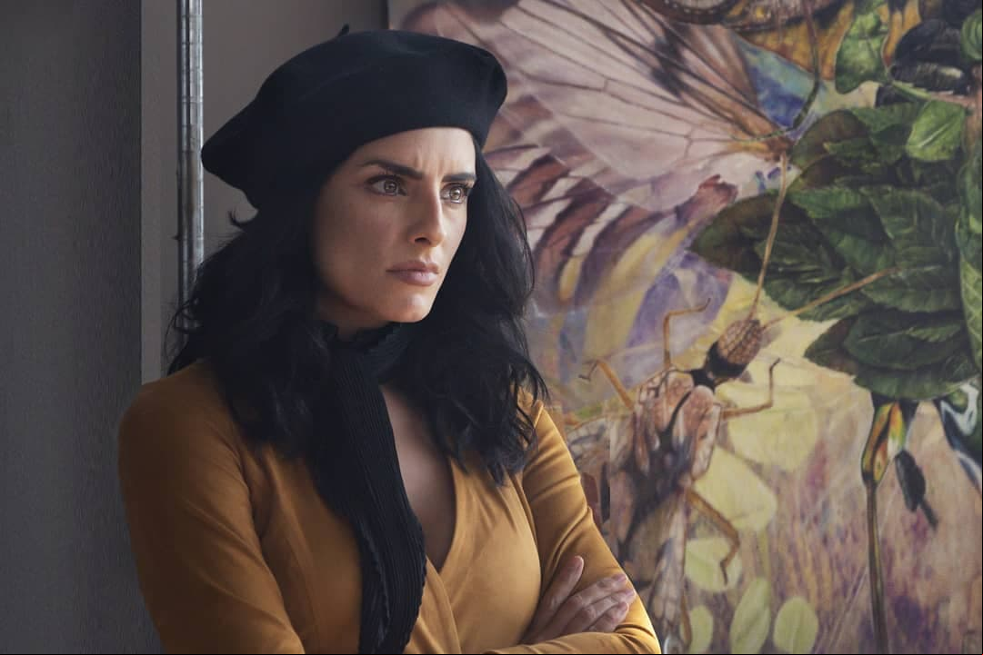 Aunque Manolo Caro únicamente publicó tres fotografías del primer vistazo de ‘La Casa de las Flores’, en el perfil oficial de Instagram de la serie aparecieron otras más. Por ejemplo, vemos a ‘Elena de la Mora’, personaje de Aislinn Derbez, con un semblante serio.