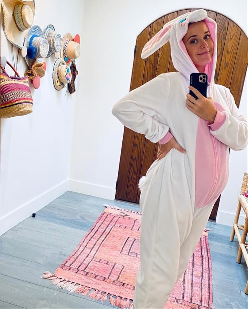 Aunque fue hasta el 11 de marzo que la OMS calificó al Covid-19 como una pandemia, Katy Perry anunció unos días antes que sería mamá por primera vez junto a su pareja Orlando Bloom, con quien también pospuso su boda debido a la contingencia sanitaria.