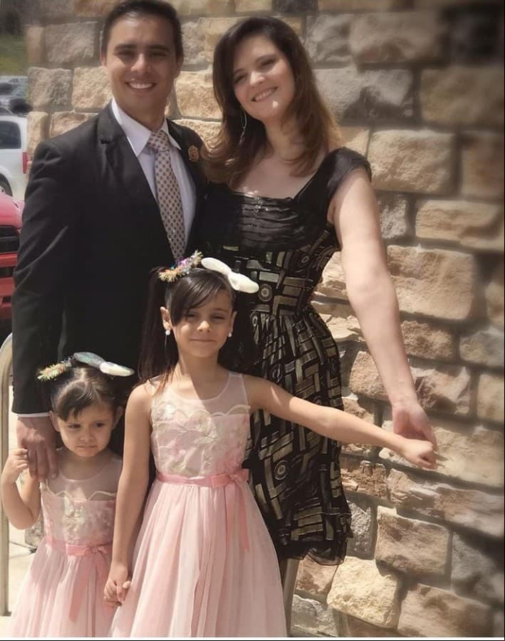 “Con mi mejor amigo y esposo, que me apoya en todas mis locuras y sueños. Te amo tanto. Más de 9 años juntos”, detalló.