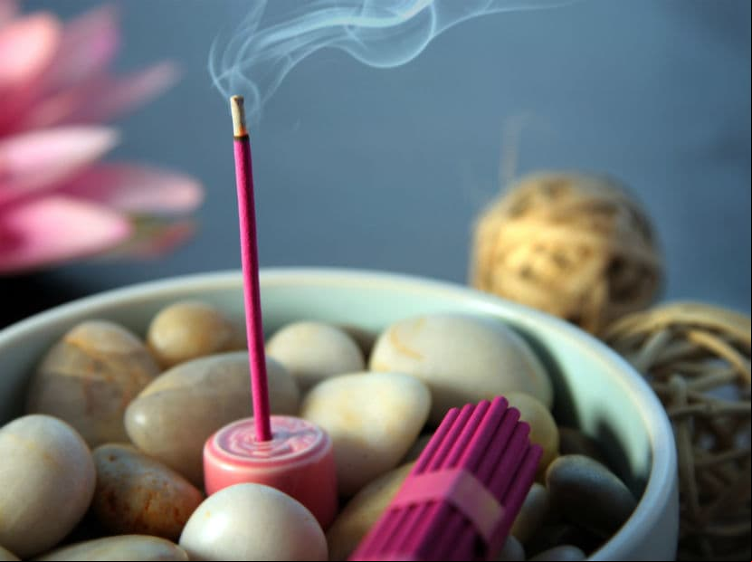 Mamá Virgo. Artículos místicos como velas aromáticas, incienso o un amuleto para limpiar su hogar.