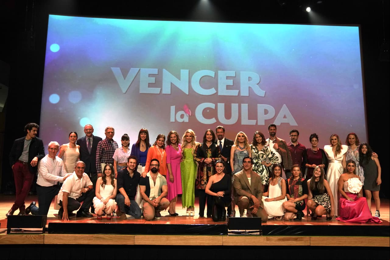 Al final del evento, todo el elenco, junto con Rosy Ocampo y las intérpretes de la telenovela, posaron para la foto del recuerdo. No te pierdas el gran estreno de 'Vencer la Culpa' este lunes 26 de junio a las 8:30 p.m. con Las Estrellas.
