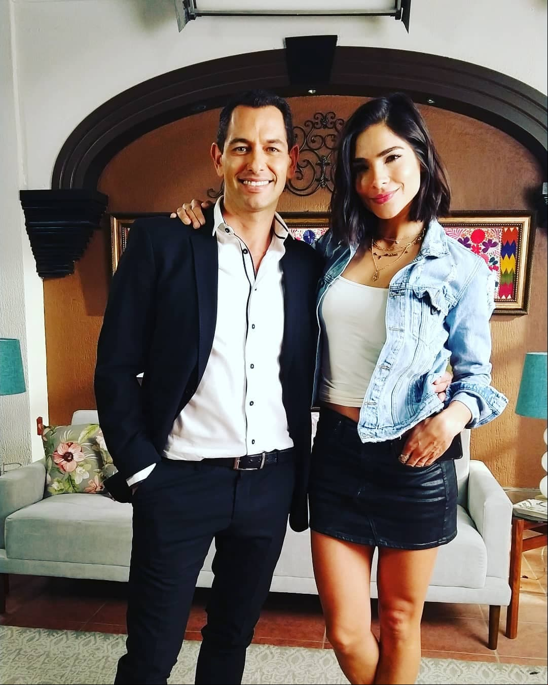 Tres días después del encuentro con Camila Sodi, Alejandro Peniche nuevamente compartió imágenes del mismo set de grabación, pero esta vez junto a Alejandra Espinoza.