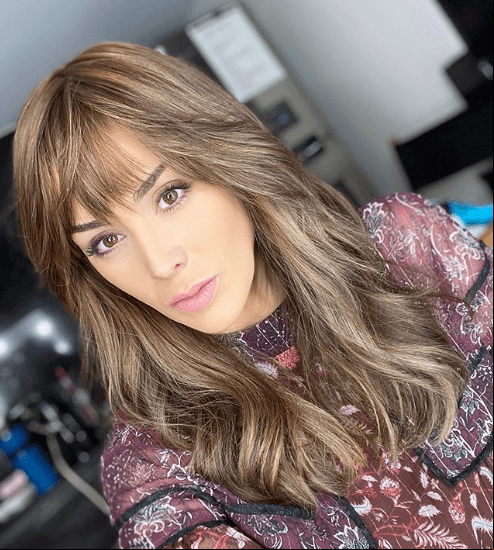 Aunque no reveló si este cambio sería para algún proyeco actoral o solo se trataba de un experimento, la conductora Jacky Bracamontes posteó una imagen en su cuenta de Instagram donde aparece con una peluca larga y con flequillo. Incluso el cambio es tan radical, que una seguidora comentó su parecido con otra conductora de 'Netas Divinas': "Ahí pareces consuelo duval".