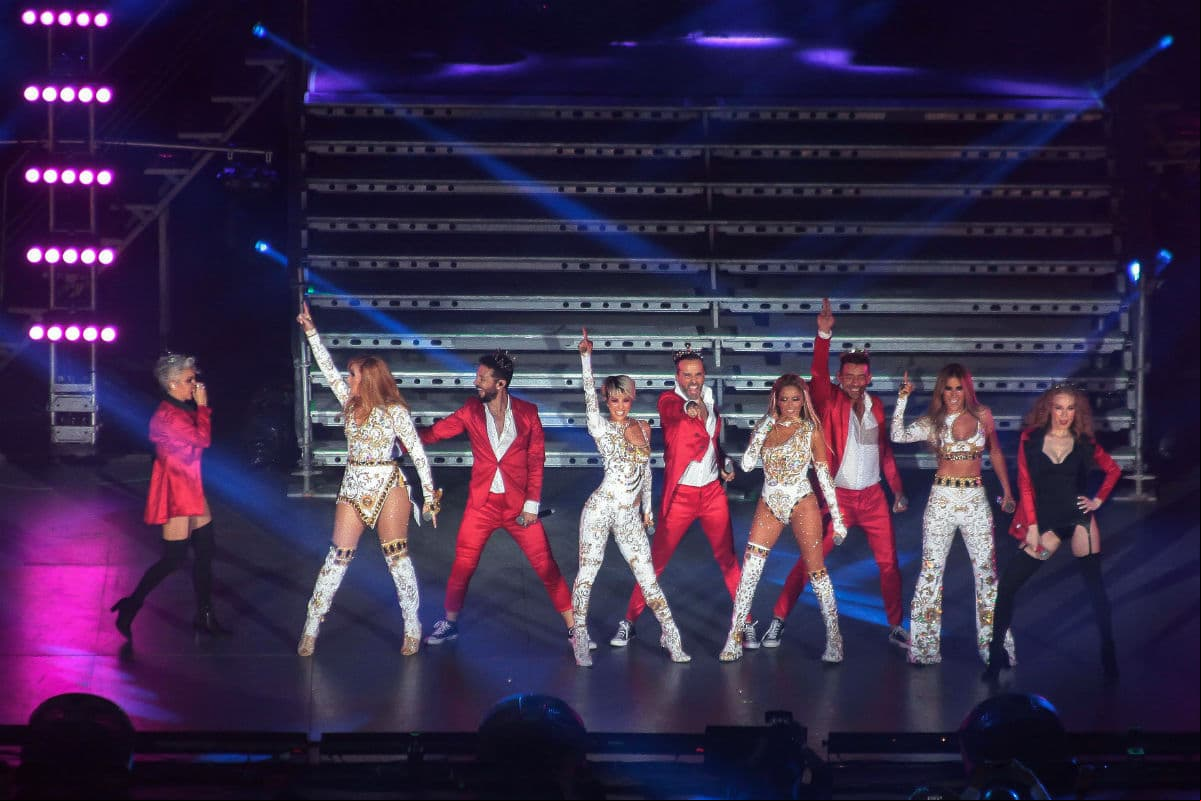 En el escenario las acompañó Martha Sánchez y el grupo Kabah.