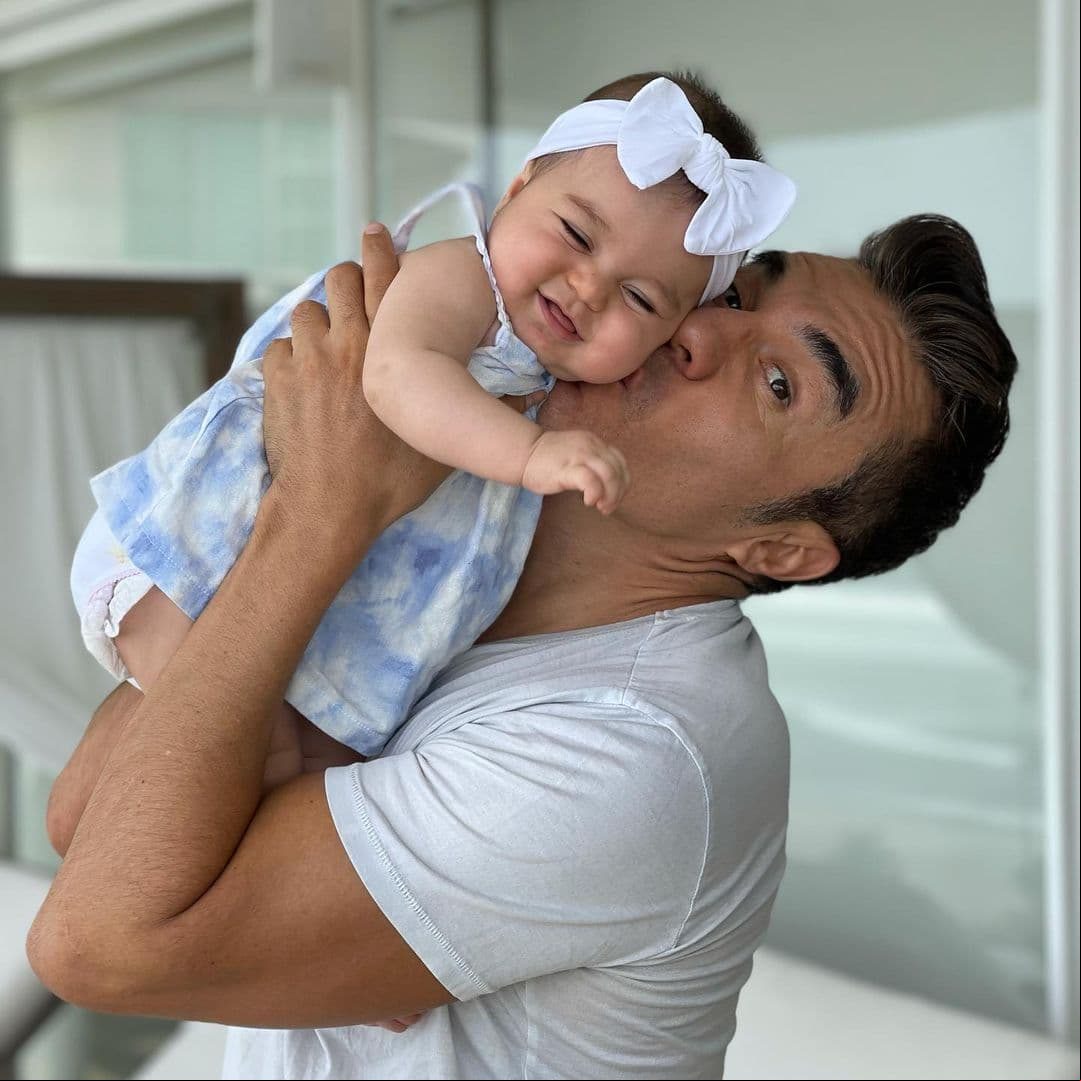 Adrián Uribe celebra los siete meses de su hija Emily con emotivo mensaje
