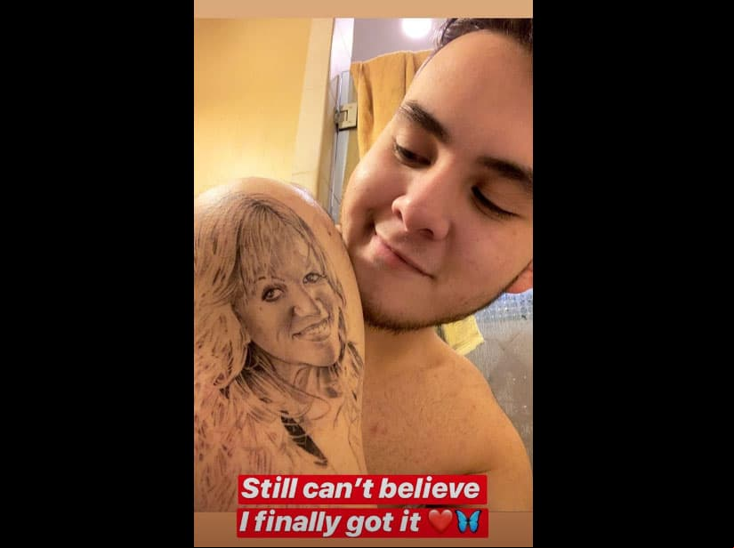 Johnny presume su nuevo tatuaje dedicado a su madre