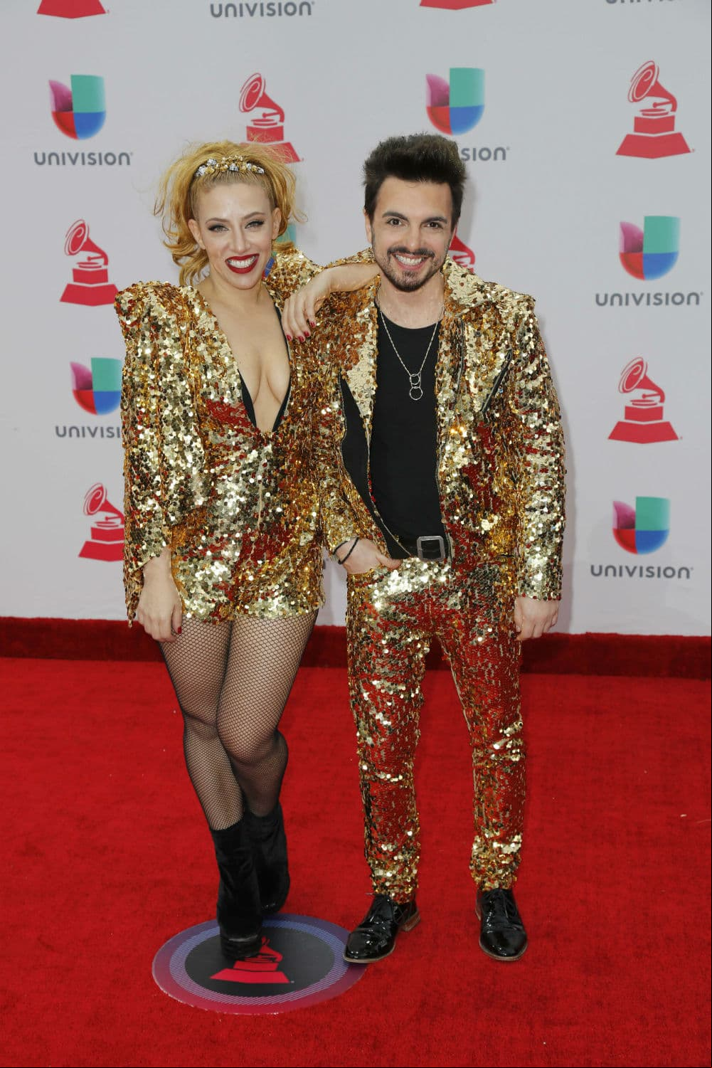 Los chicos de Miranda fueron de los peores vestidos de los Latin Grammy y es que utilizaron prendas en color dorado que sólo atraían miradas, pero no los favorecían.