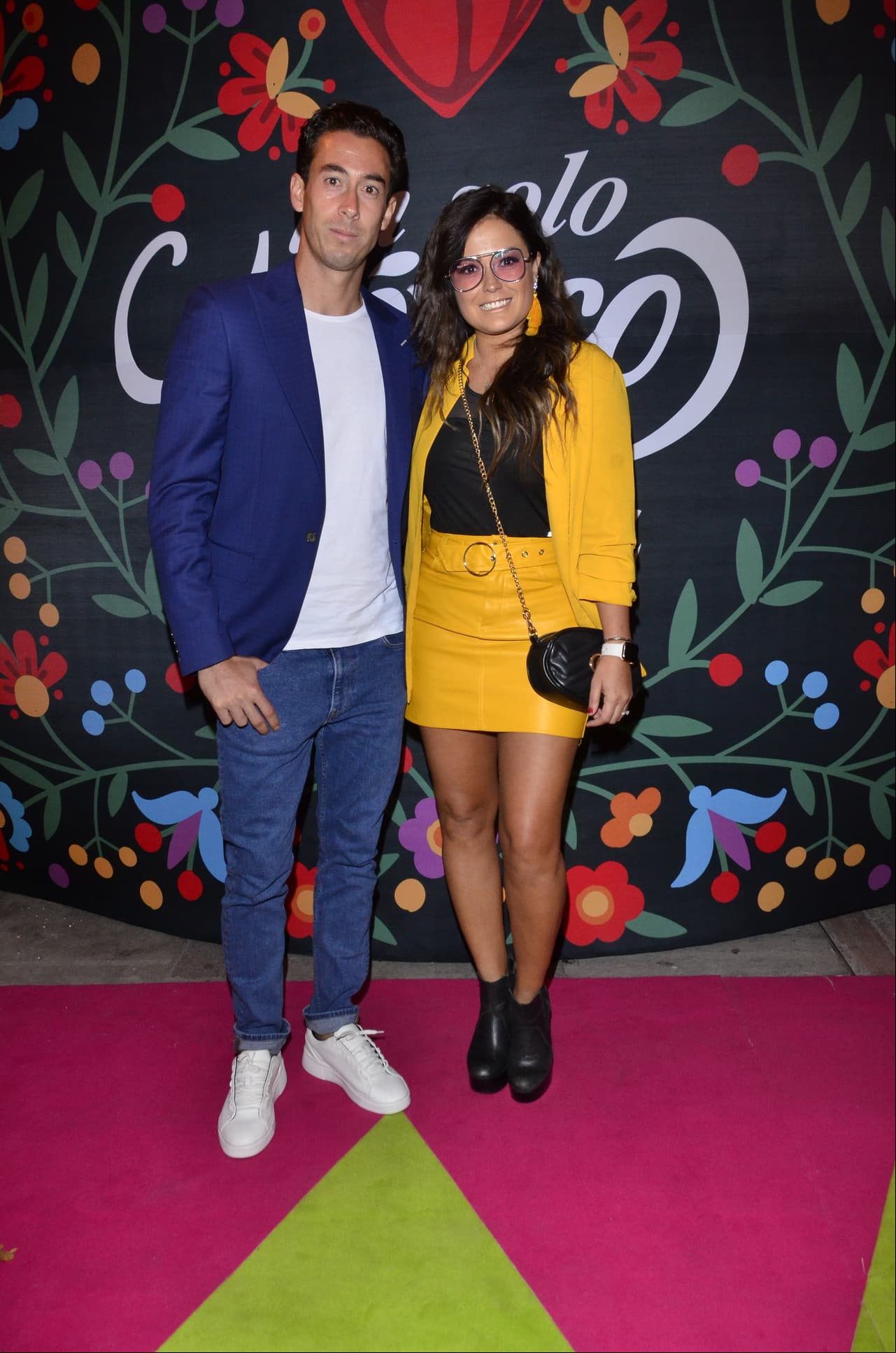 Mariana Echeverría, del brazo de su prometido Óscar Jiménez, la boda ya tiene fecha, aunque su luna de miel esperará hasta el próximo año.