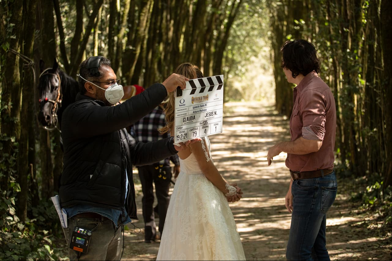 Aquí vemos a Michelle Renaud y Danilo Carrera listos para grabar la escena.