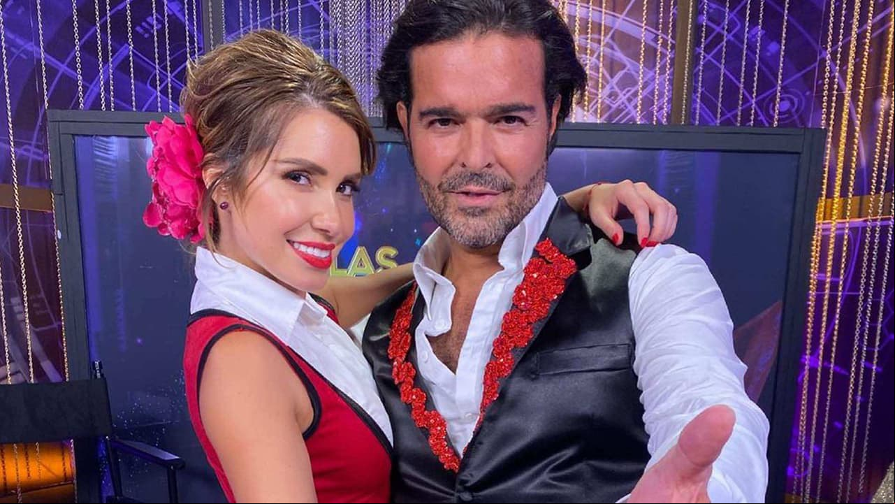Pablo Montero se equivoca al entonar el Himno Nacional y Andrea Escalona así lo defiende