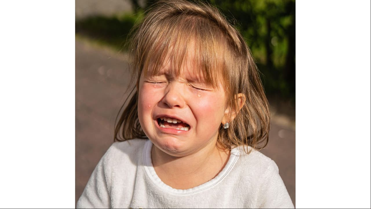 Niña rompe en llanto cuando su mamá la llevó al banco: creyó que la iban a inyectar