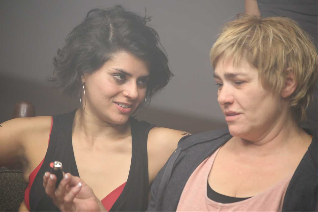 Lupita se hace amiga de Paola y, junto con los internos de la clínica, realizan una gran fiesta llena de excesos.
