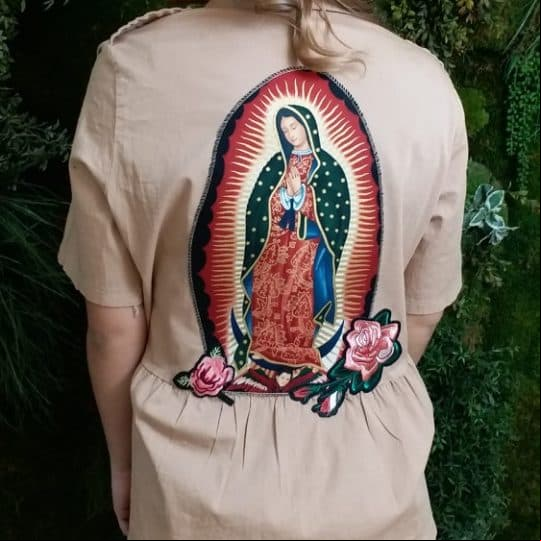 La tienda española 'Piccoloandbrissa' creó este vestido con una imagen bordada de la Virgen.