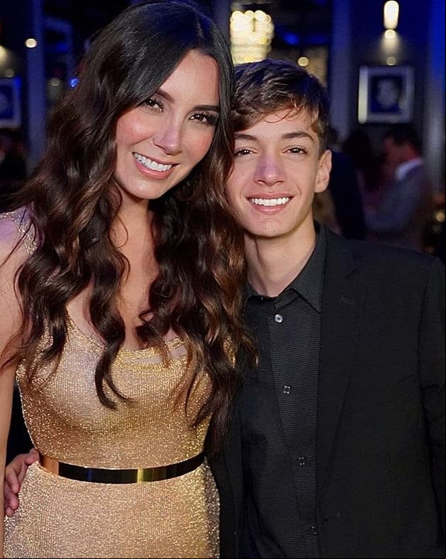 Y, aunque el parecido de ambos confirma los genes de Levy, Christopher, el mayor, heredó la sonrisa de su madre, a quien suele presumir y dedicar emotivas palabras.