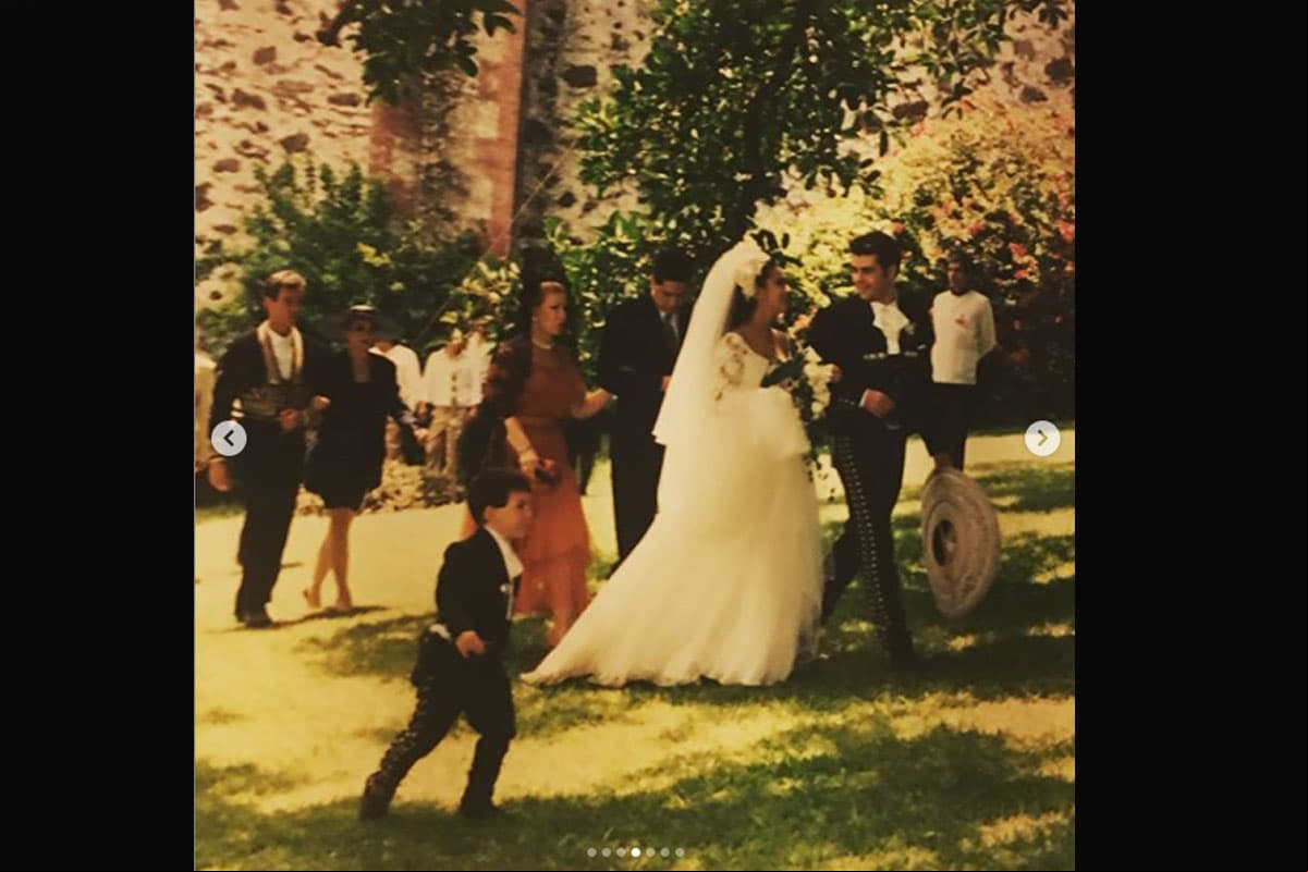 Su boda fue un verdadero acontecimiento ya que se convirtió en la primera en ser televisada en México en vivo a través de El Canal de las Estrellas bajo el nombre “Biby y Eduardo: Boda Mexicana”.