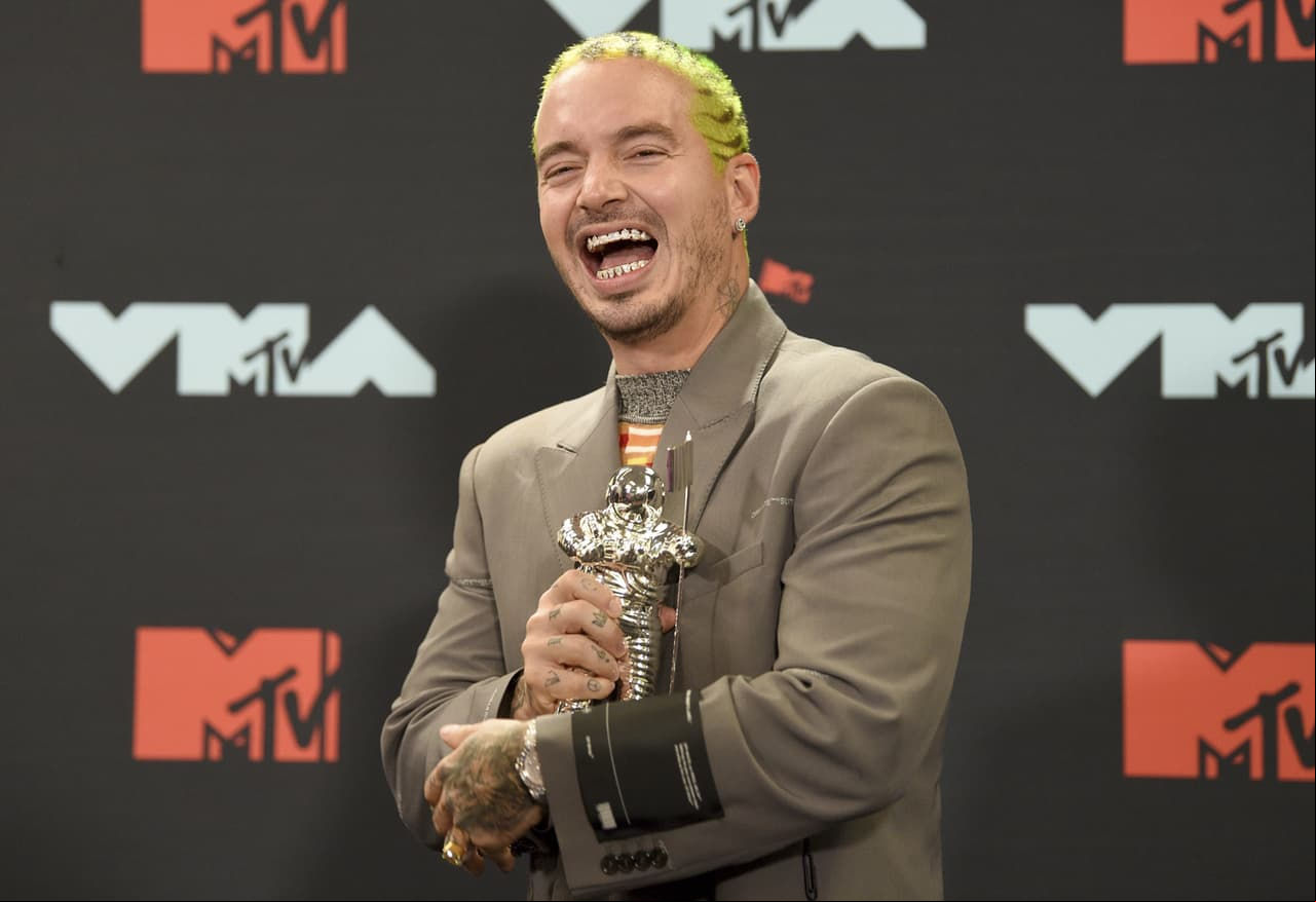 El pasado 20 de septiembre, J Balvin utilizó su cuenta de Instagram para hablar del trastorno de ansiedad que padece. “Las sensaciones, y a veces sentir una distorsión de la realidad que no te deja ver claro, es mi caso, y como el de muchos, la ansiedad es algo que hay que tomar en serio, NO ES DE LOCOS, creo que es más loco no creer en eso. Creo en Dios y en el universo, pero también creo en la medicina a tiempo y en los factores que ayudan a respaldar un mal momento como el deporte, la meditación y la compañía de tus seres queridos, de los reales y de los que te aman por lo que eres”, indicó.