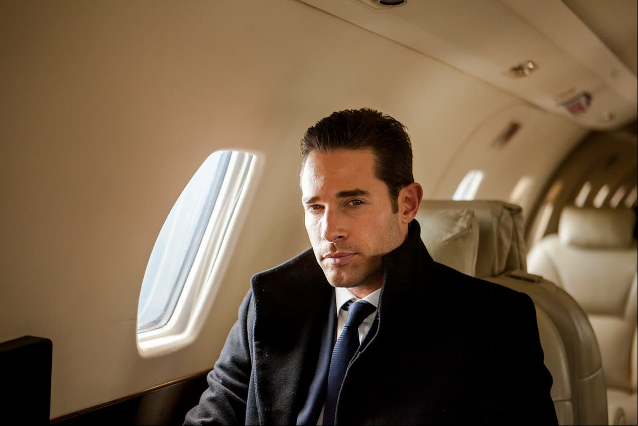 Cuenta con avión privado para viajar por el mundo y sacar adelante su empresa.
<br>
<br>
<i>'El Dragón', gran estreno 4 de mayo a las 9:30 pm. con Las Estrellas.</i>