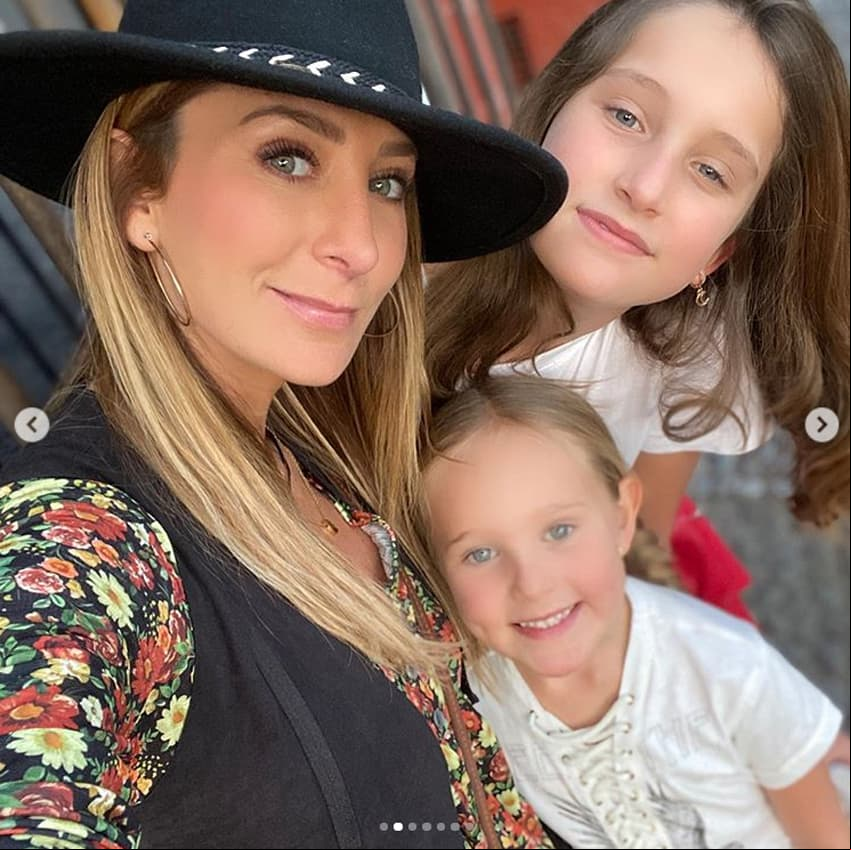 “Pura acuarina power #Las3Mosqueteras. Quiero agradecerles tanto cariño y felicitaciones para mis niñas, los que tienen la dicha de ser papás y mamás saben que no hay nada que se valore más que el que alguien quiera a tus hijos (léase en tono ‘mamá’ jajaja). De corazón gracias, me conmueven tantas muestras de amor. ¡Los queremos!”, escribió Geraldine el pasado 19 de febrero en su red social.