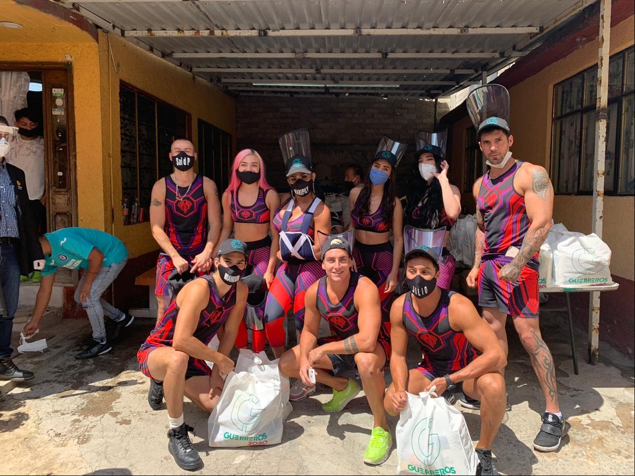 Los participantes del reality de concursos 'Guerreros 2020' y Fundación Televisa unieron fuerzas para apoyar a quienes se han visto más vulnerables por la pandemia del Covid-19, por lo que entregaron 400 despensas para ayudar a una comunidad de pepenadores.