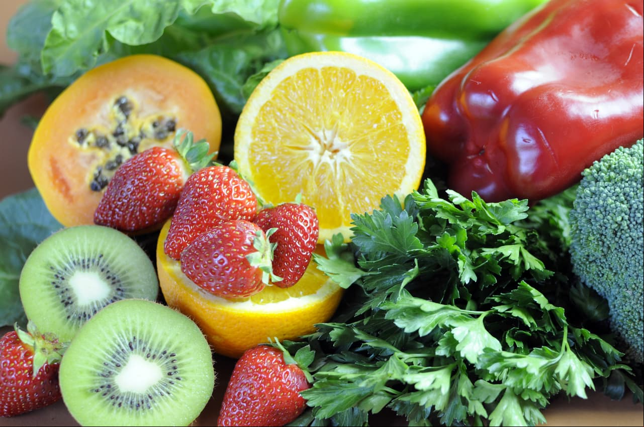 4. Vitamina C: Las frutas cítricas contienen antioxidantes, lo que favorece la producción de colágeno.