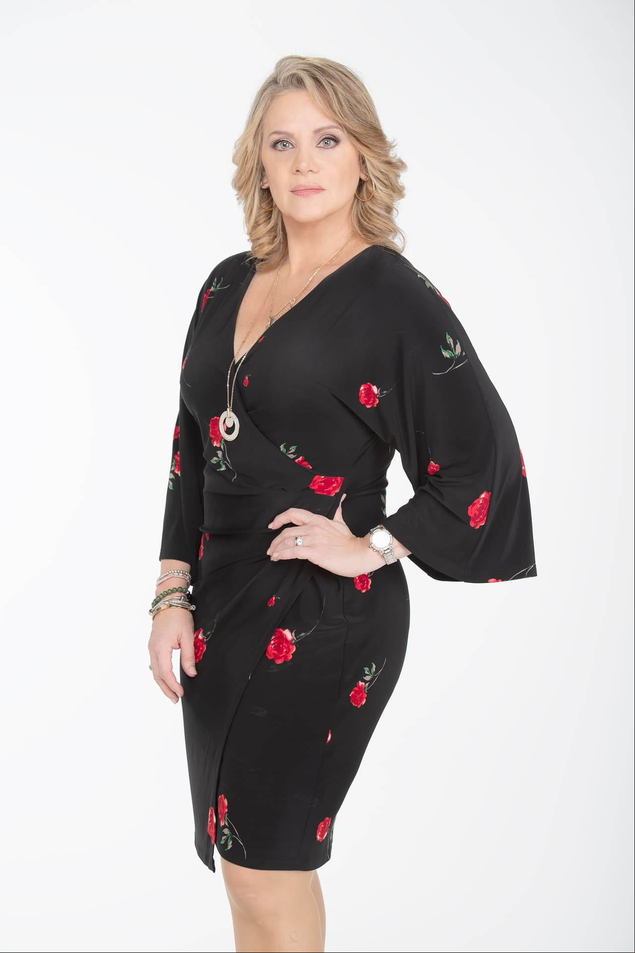 Erika Buenfil es "Andrea", una mujer clasista que se siente de alcurnia a pesar de sus orígenes de clase trabajadora. Cree ser la mejor esposa y madre del mundo, pero la realidad es que su matrimonio es un fracaso.
