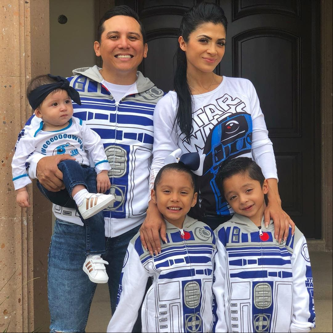 Para celebrar el Día del niño, Edwin compartió una foto de su familia usando ropa de ‘R2-D2’. “Lo más importante es conservar siempre nuestras energías para vivir aventuras distintas, correr, caerte, gritar, saltar, divertirte a lo grande como cualquier niño. Gracias a Dios tengo una familia que apoya mis locuras y a todos les gusta #RD2D como a papi”, escribió el cantante.