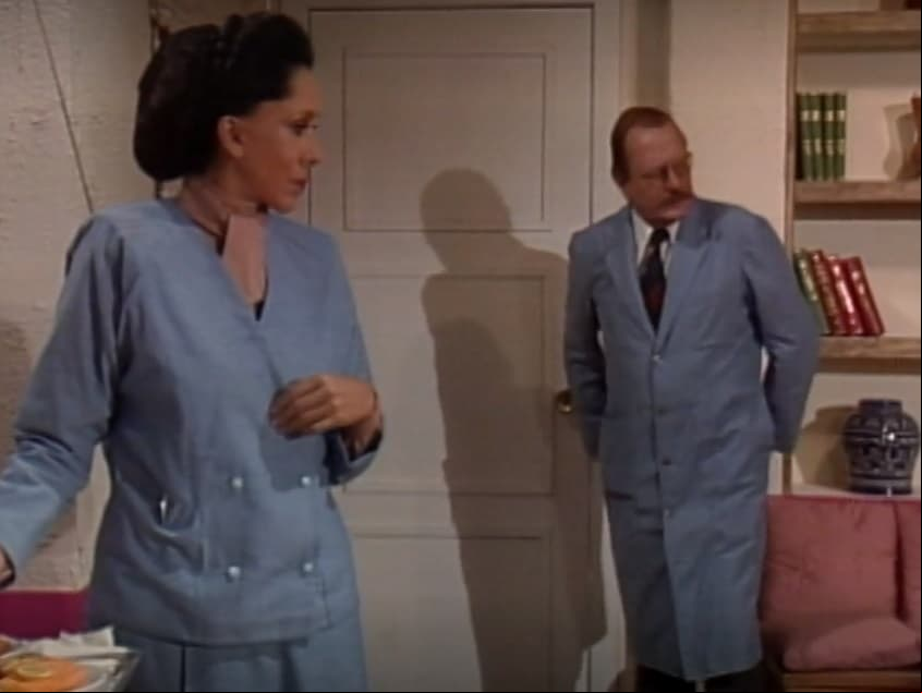 ‘Rosalía Mendoza’ (Lilia Aragón) es la enfermera sin escrúpulos que, junto al 'Dr. Frank Syndel' (Ramón Menéndez), ‘Alejandro’ contrata para el cuidado de ‘Leonora’ (Diana Bracho) durante su embarazo. Al nacer el niño, ‘Rosalia’ tiene la encomienda de desaparecer a ‘Leonora’.