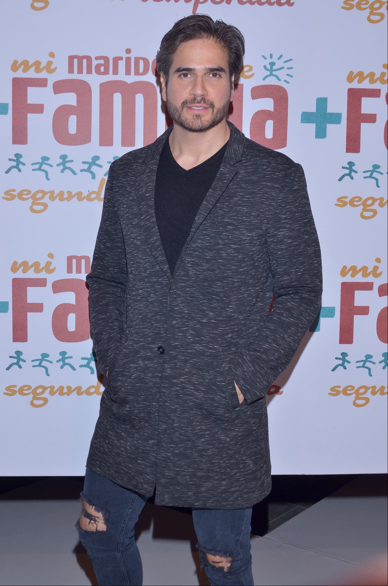 Daniel Arenas es Robert Cooper, marido ejemplar dedicado a cubrir a Julieta en diferentes ámbitos hogareños para que ella pueda cumplir su rutina, pero también luchará por un mayor desarrollo profesional.