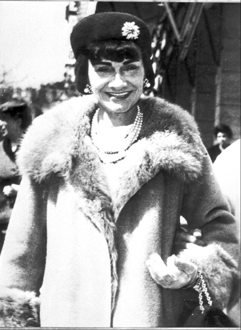 Coco Chanel. Fue la primera mujer en marcar un antes y un después en el mundo de la moda. De acuerdo con la revista Time, es considerada como una de las mujeres más influyentes del siglo XX.