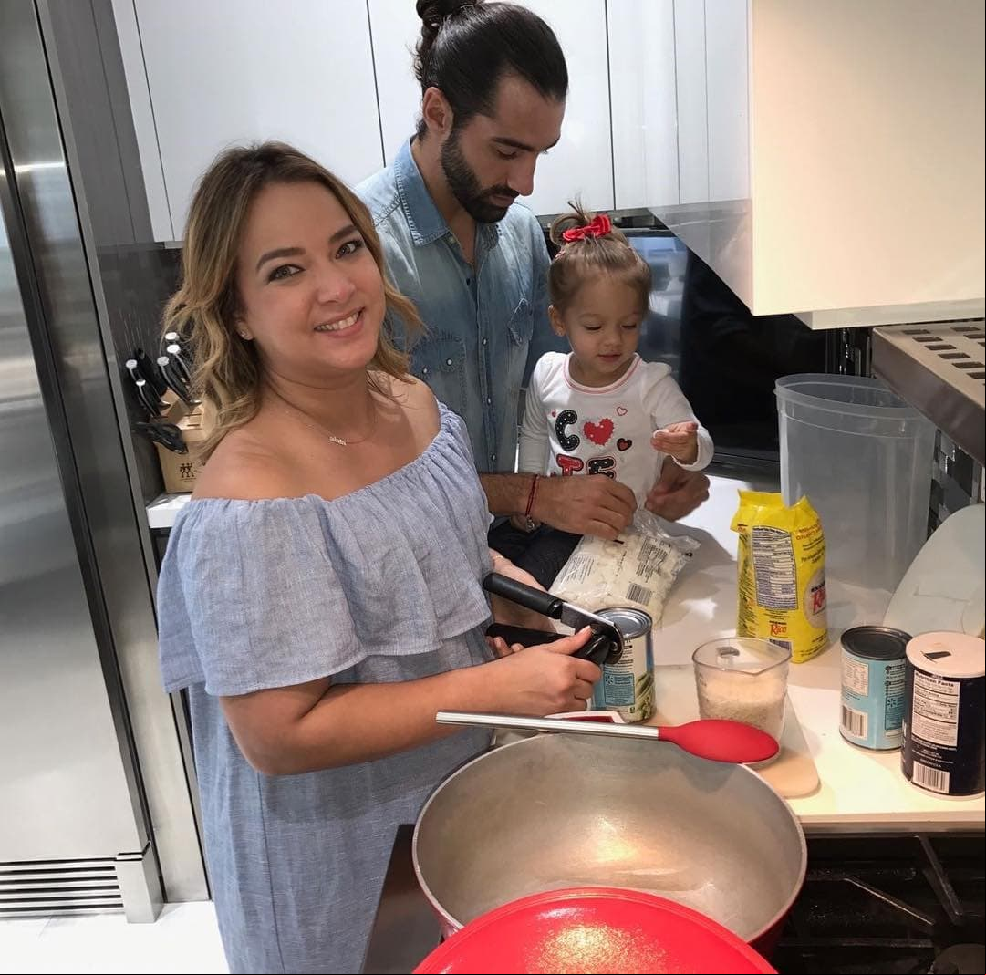“Ella venía de un cúmulo de trabajo bastante fuerte, madruga mucho para estar en el programa, su rol de mamá, los viajes, y todo eso hizo que una simple gripe se le complicara”, explicó el bailarín al diario 'Primera hora' de Puerto Rico en noviembre del año pasado.