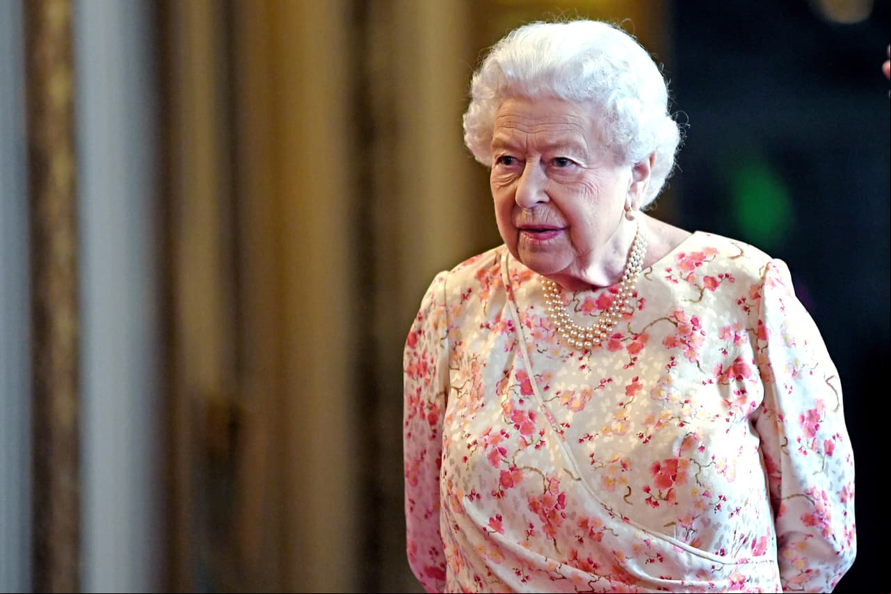 Cuando pactaba una participación en actos públicos, el guardarropa de la Reina se planeaba con un mes de anticipación, y, en ocasiones, hasta seis meses antes. Todas las piezas tenían que ser aprobadas por ella y de su completo gusto, ya que revisaba bocetos, colores y telas. Tras su sensible fallecimiento, reconocemos la huella que la monarca dejó en la alta costura y hacemos un repaso por los atuendos que nos impactaron.