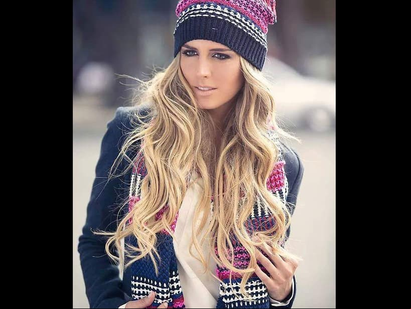 Para la campaña que realizó para la marca Tommy Hilfiger en 2016, la modelo posó con un tono nude en sus labios y un delineado negro que destaca su mirada, mientras que su cabello luce perfecto en ondas.