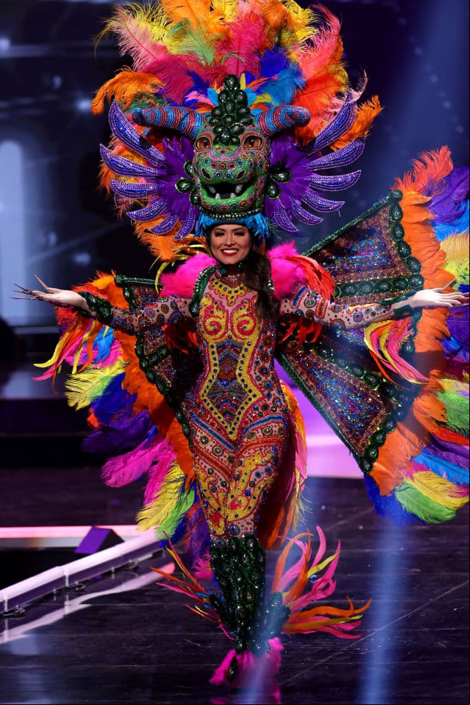 Andrea Meza lució un espectacular traje típico alusivo a los alebrijes.